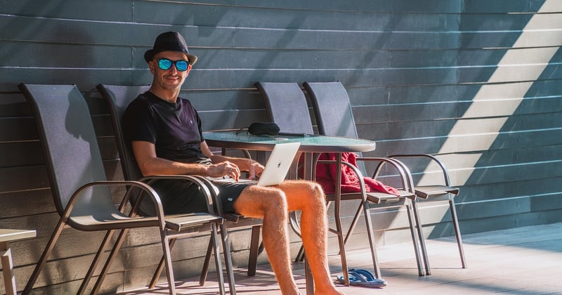 Ordinateur portable ou fixe pour travailler depuis chez soi : que choisir ?